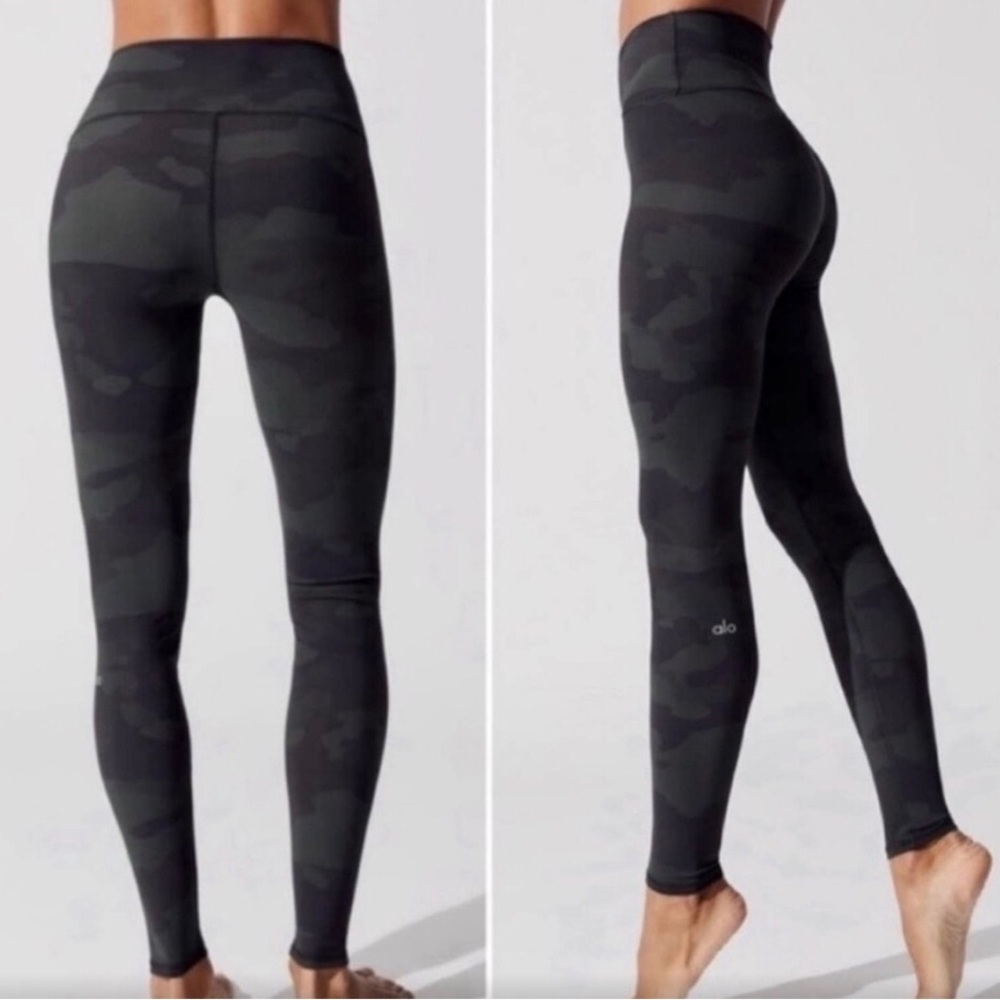 Alo Yoga High-Waist Camo Vapor Legging Size Small.  Great condition.  Very comfy